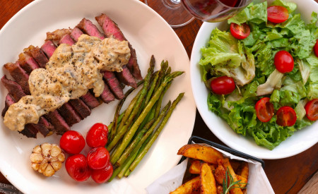 Cách làm bò bít tết (Beefsteak) sốt kem nấm thơm ngon đơn giản tại nhà