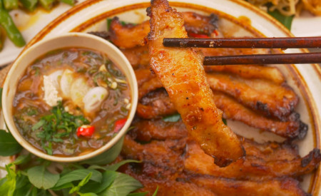 Nọng heo nướng kiểu Thái giòn sần sật – hợp gu gia đình Việt