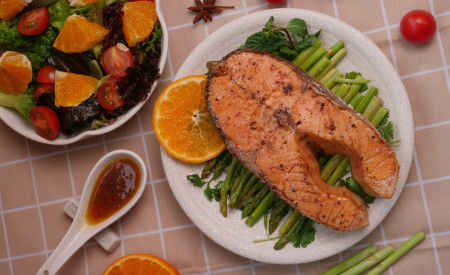 Cá hồi áp chảo sốt cam – Món ngon Eat Clean cho cả nhà