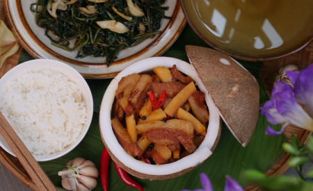 Cách Làm Nọng Heo Kho Dừa Giòn Ngon Tại Nhà