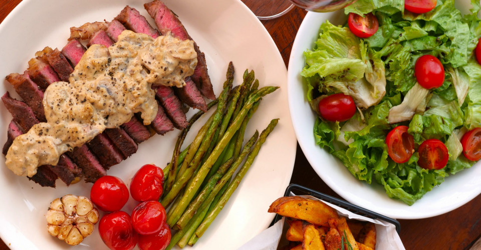 Cách làm bò bít tết (Beefsteak) sốt kem nấm thơm ngon đơn giản tại nhà